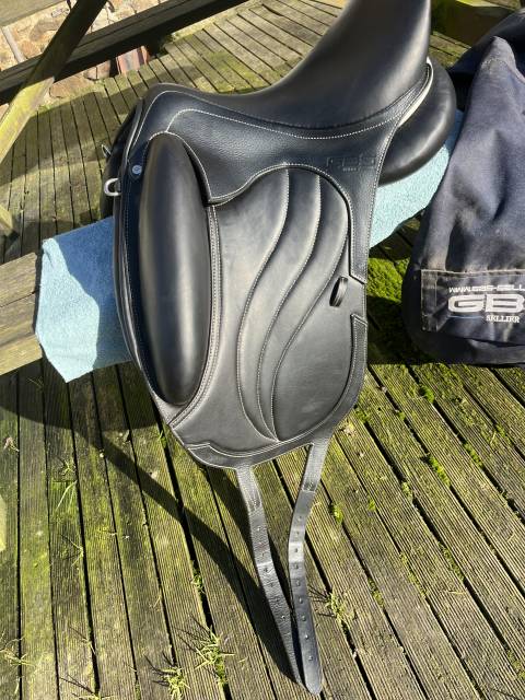 Affaire à saisir ! selle dressage gbs quasiment neuve
