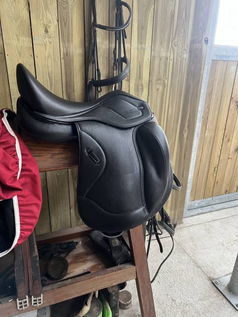 Selle dressage ikonic 17 pouce