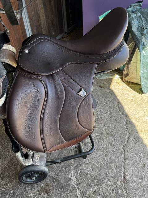 Selle mixte bates 17 pouces totalement modificable
