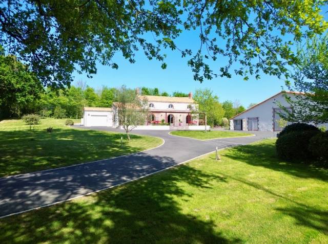 La roche sur yon (85)  - longère - grange - 16.5 hectares