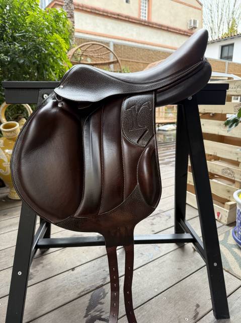 Selle rebelle sellier monoquartier 17,5” + accessoires