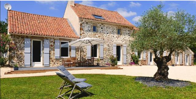 Longère de 240 m2 avec 8 hectares