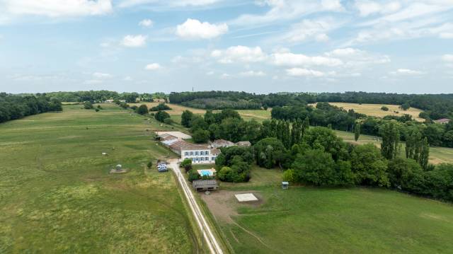 A 5 min de montendre, sur 45 hect, propriété équestre