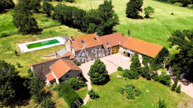 Propriété équestre familiale sur 2 ha environ teilhede