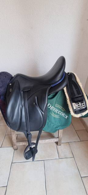 ?selle makila lab 18 équipée?