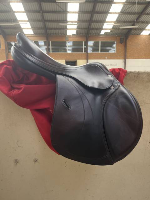 Selle de saut d'obstacles equipe 
