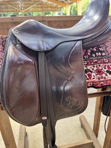 Selle de dressage 