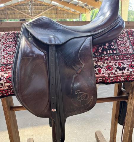 Selle de dressage 