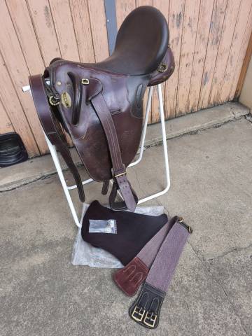 Selle australienne équipée à neuf + sangle neuve
