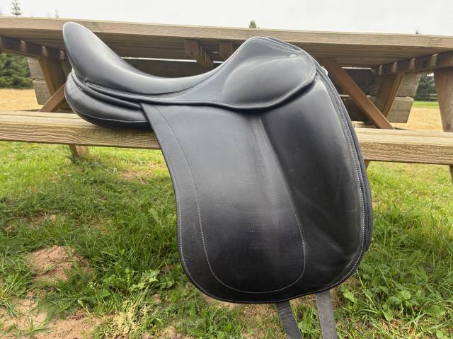 Selle de dressage childéric - modèle dsc 17,5