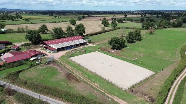Structure équestre 28 hectares + fermages possibles