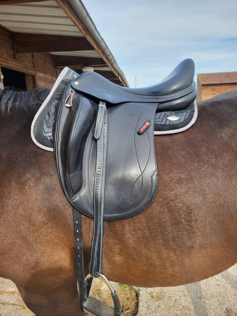 Selle dressage monoquartier 17