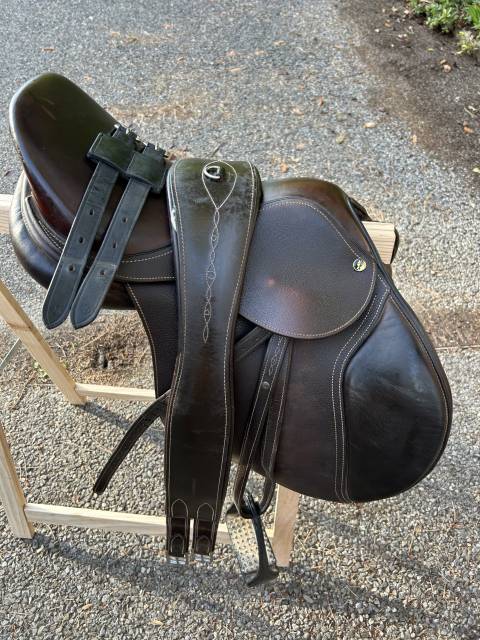 Selle treadstone auxonne 17″ + accessoires