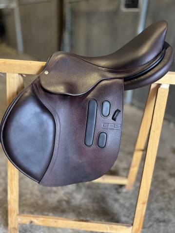 Selle gbs 17,5” à vendre – comme neuve