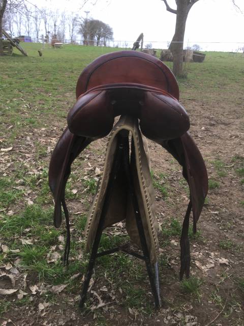 Selle dressage 17’ cuir acajou