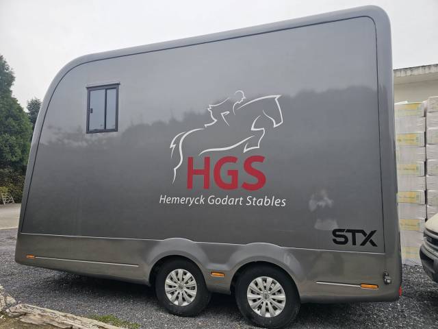 Stx exclusive trailer pour pl, 3 chevaux + home car