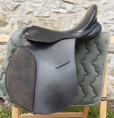 Selle en cuir noire taille 17,5