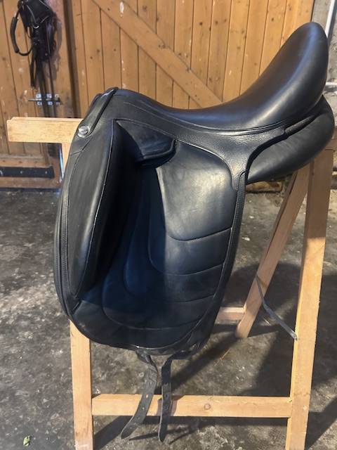 Selle dressage devoucoux  makila harmonie