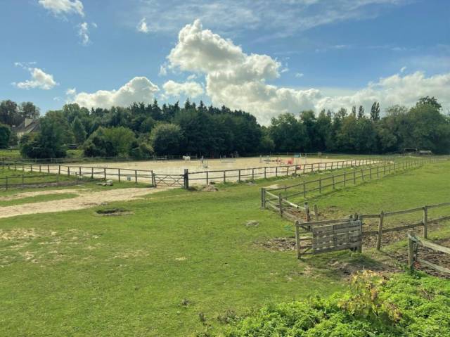Centre equestre à houdan sur 12 hectares