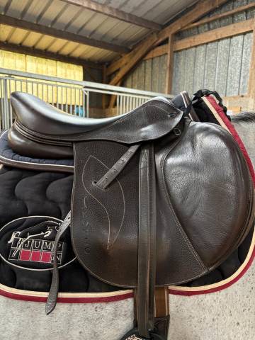 Selle ikonic avec étrivières 17.5