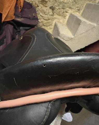 Selle mixte jmr 16,5” cuir noir liseré rose – très bon