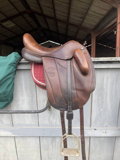 Selle de dressage forestier modèle aachen  17 pouces 