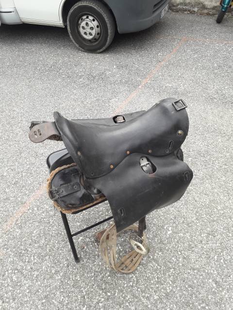 Vielle selle en plutôt bon état 