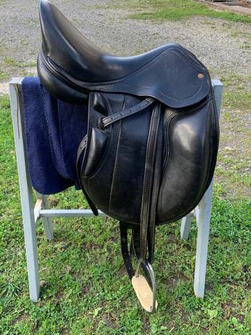 Selle de dressage fleur de lys - 17 pouces