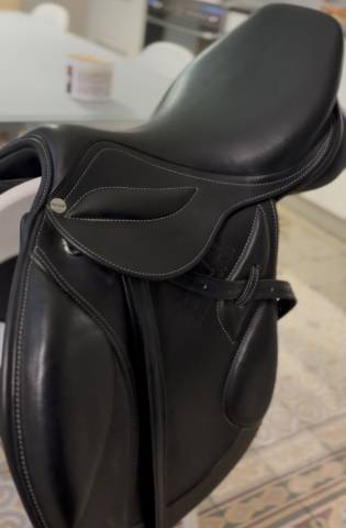 Selle noir en cuir 17 
