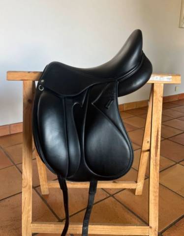 Selle de dressage devoucoux makila 17,5