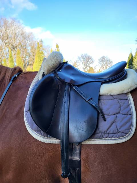 Selle devoucoux en bon état 17,5