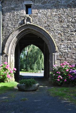 Proche côte de granit rose, ancien manoir du xive