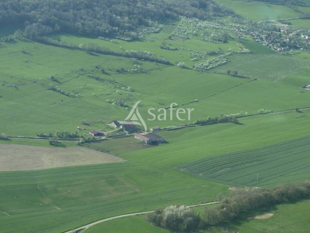 Ferme avec grange et bâtiments - terrains de 8 à 24 hectares