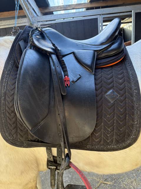 Selle equipro + tapis kentucky dressage