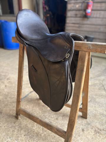 Selle de dressage brune