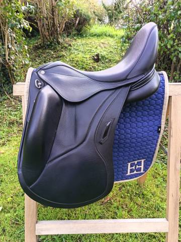 Selle dressage aviar 17 pouces noire