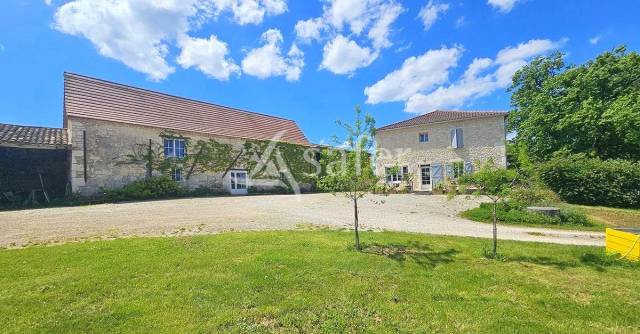 Bel ensemble quercynois 370 m² habitable avec dépendances sur