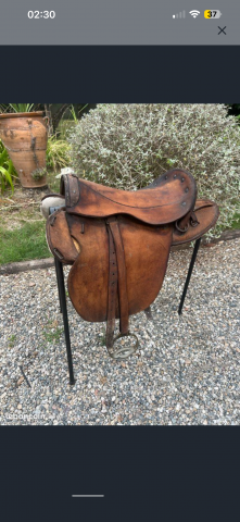 Selle en cuir cheval de cavalerie militaire guerre armé