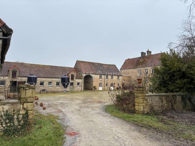 élégant domaine xviii avec écuries et 18 ha