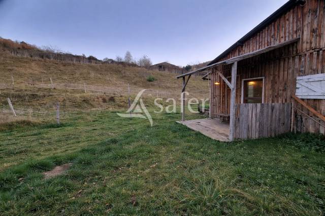 Bâtiment d'élevage avec habitation autonome sur 1,3 ha proch