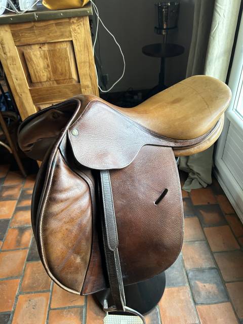 Selle butet taille 17 arçons standard 