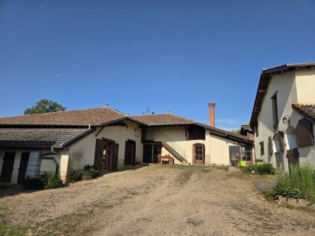 Ancienne ferme de caractère avec 1,6 hectare de terrain