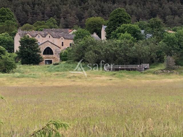 Propriété en pierre sur 5 hectares proximité aveyron