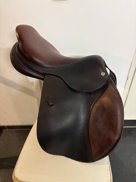 Selle cwd se06 taille 17,5 semi creux super état 