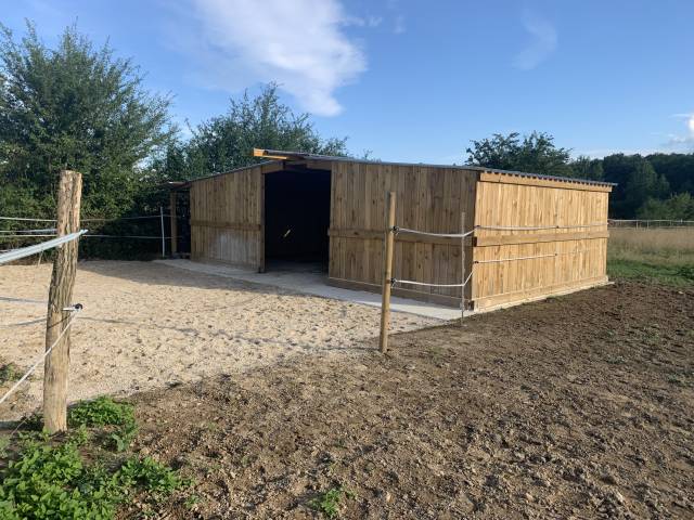écurie indépendante pour deux petits chevaux