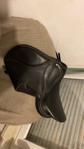 Selle   17.5 pouces couleur noir bon état jamais chuté 
