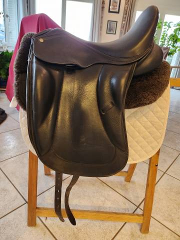 Selle de dressage cuir noire baude 17'5
