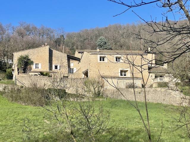 Propriété dans la drôme de 15 hectares avec grand gîte