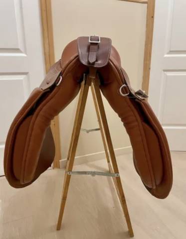 Selle 17,5 pouces neuve 