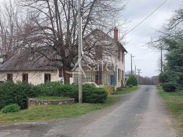 Ensemble bâti avec environ 12ha60 et son plan d'eau.